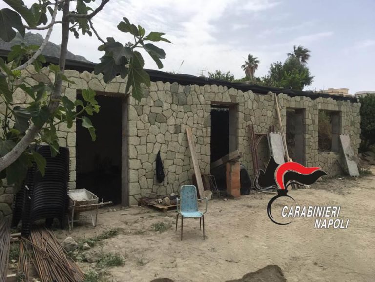 FORIO – COSTRUISCE APPARTAMENTO ABUSIVO IN TUFO VERDE, 39ENNE DENUNCIATO DAI CARABINIERI