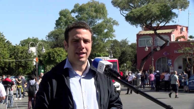 IL GRUPPO “PER ISCHIA” IN PIAZZA PER SOSTENERE I LAVORATORI