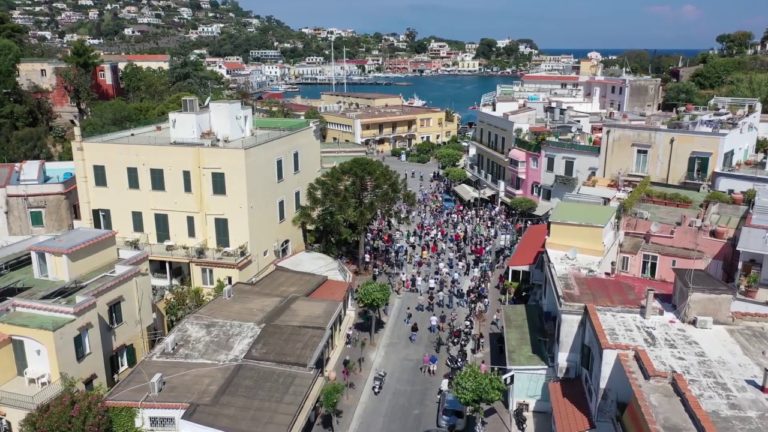 IL VESCOVO PIETRO IN DIFESA DELL’ISOLA: “ISCHIA HA DATO TANTO ALL’ITALIA, ORA E’ IL MOMENTO DELLA SOLIDARIETA’ “