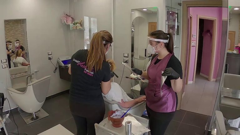 RIAPRONO I PARRUCCHIERI: C’E’ CHI SI E’ FATTO TROVARE PRONTO PER ACCOGLIERE LE CLIENTI IN ATTESA DA MESI