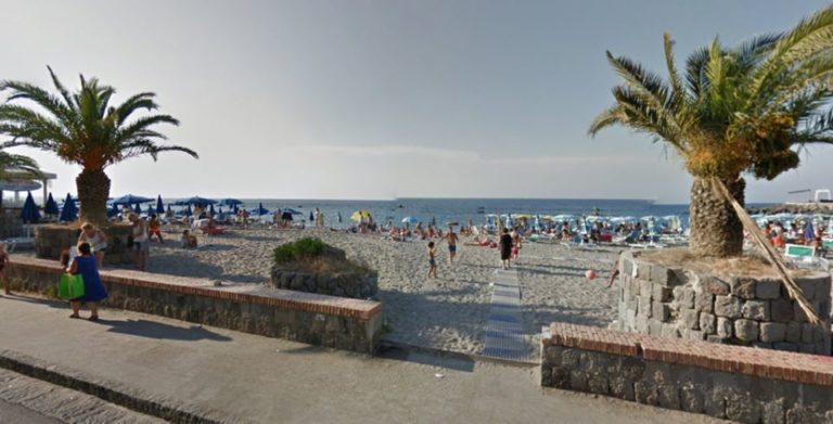 CASAMICCIOLA – ACCESSO ALLE SPIAGGE LIBERE, VARATO IL REGOLAMENTO: INFO E LINEE GUIDA