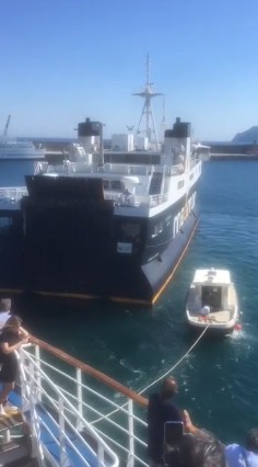 A POZZUOLI LA NAVE “BENITO BUONO’ SI INCAGLIA SU DI UN BASSO FONDALE