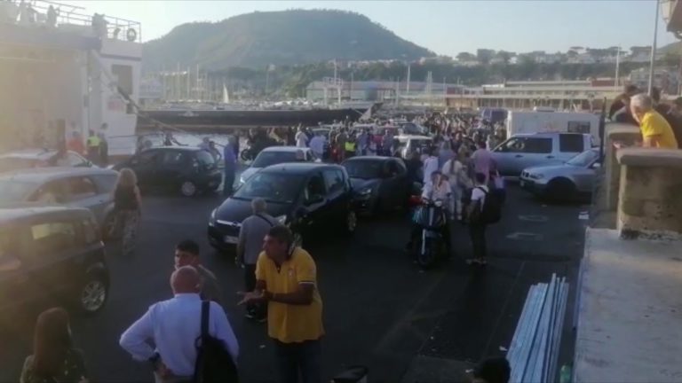 MIGLIAIA DI TURISTI SBARCANO SULLE ISOLE: CAOS E DISAGLI AGLI IMBARCHI