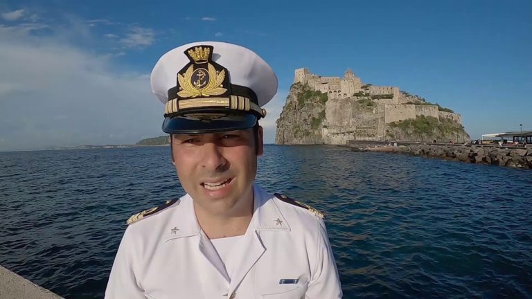 PAURA AD ISCHIA PONTE PER UN GOMMONE SUGLI SCOGLI: SI CERCAVANO DISPERSI, MA I PROPRIETARI ERANO A PRANZO