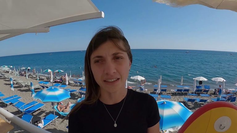 RIPARTE IL TURISMO AD ISCHIA, IN MIGLIAIA ALLA SPIAGGIA DEI MARONTI