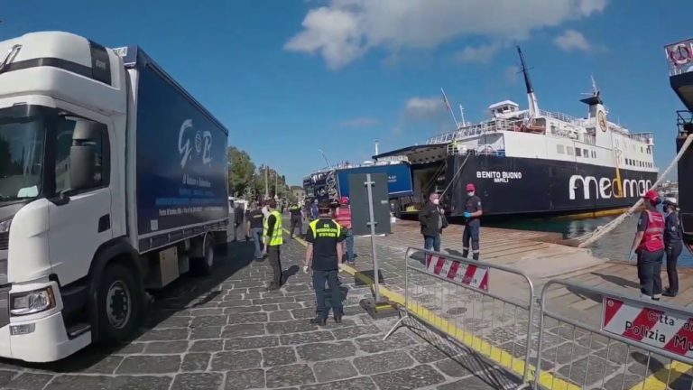 TASSISTI ED AUTONOLEGGIATORI INVOCANO IL DIVIETO DI SBARCO