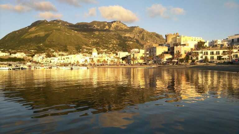 RAPINA SUL PORTO DI FORIO, POLIZIA ARRESTA VENTICINQUENNE