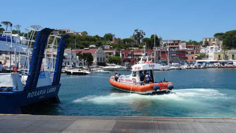 GUARDIA COSTIERA: ESERCITAZIONE ANTINCENDIO NEL PORTO DI ISCHIA