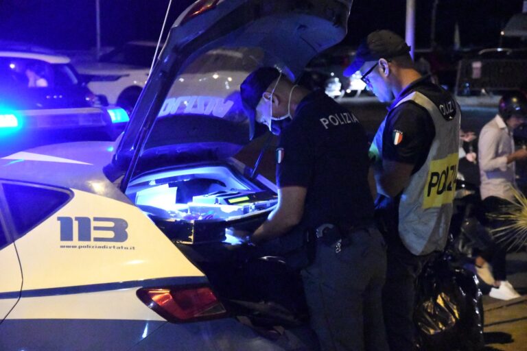 CASAMICCIOLA, FUGGE ALL’ALT E TENTA DI INVESTIRE UN POLIZIOTTO. ARRESTATO