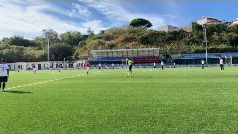 LACCO AMENO, IL COMUNE PRENDE I SOLDI PER IL CAMPO, POI SI ACCORGE CHE È INAGIBILE