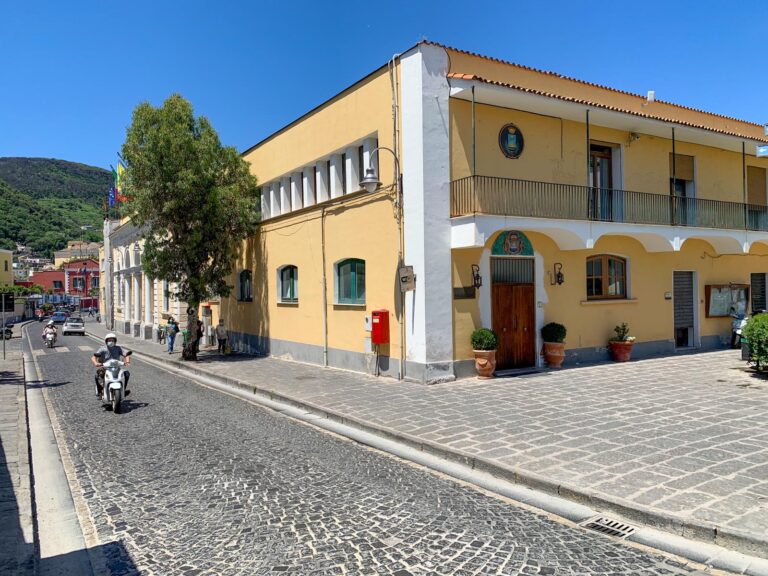 CASO POSITIVO AL COMUNE DI ISCHIA: RISIEDE A NAPOLI E MANCA DA 9 GIORNI