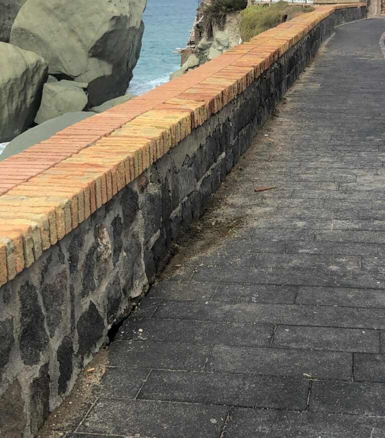 FORIO, ANCORA DANNI DA MAREGGIATA SUL COSTONE DI VIA GIOVANNI MAZZELLA