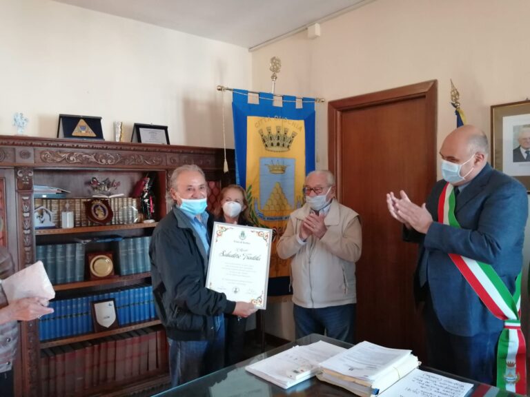 ISCHIA, CONSEGNATO UN ATTESTATO DI CIVICA BENEMERENZA A SALVATORE TRENTOLA