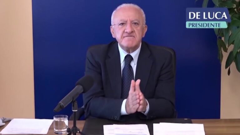 ULTIM’ORA – DE LUCA CHIUDE LE SCUOLE PER 15 GIORNI