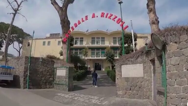 COVID 19 – AD ISCHIA 52 NUOVI CASI: QUASI 300 GLI ATTUALI POSITIVI, 3 RICOVERATI MA E’ CAOS COMUNICAZIONI