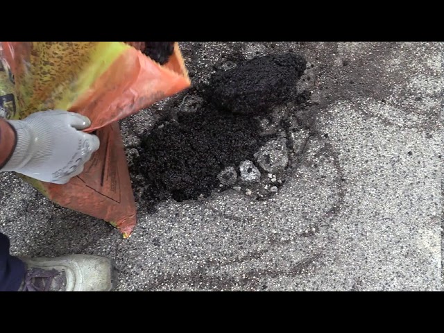 FINALMENTE IN VIA FRANCESCO SOGLIUZZO SI ASFALTA, MA CON BITUME A FREDDO E CUCCHIARELLA: DA RIDERE!