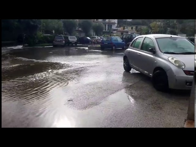UN FORTE ACQUAZZONE E IL COMUNE DI ISCHIA FINISCE SOTT’ACQUA, DAI PILASTRI A VIA ROMA
