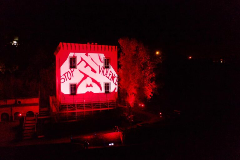 L’ISOLA D’ISCHIA SI COLORA DI ROSSO PER DIRE BASTA ALLA VIOLENZA SULLE DONNE