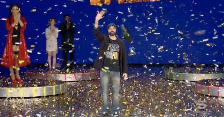 ANDREA PARIS VINCE “TU SI QUE VALES”, I COMPLIMENTI DALL’ISOLA CHE LO HA CONOSCIUTO