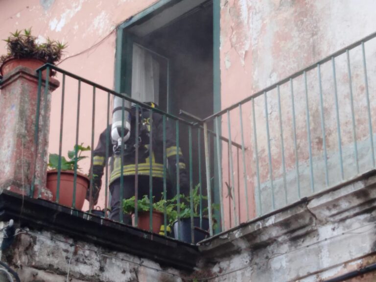CASAMICCIOLA – FIAMME IN UN’ ABITAZIONE  INAGIBILE