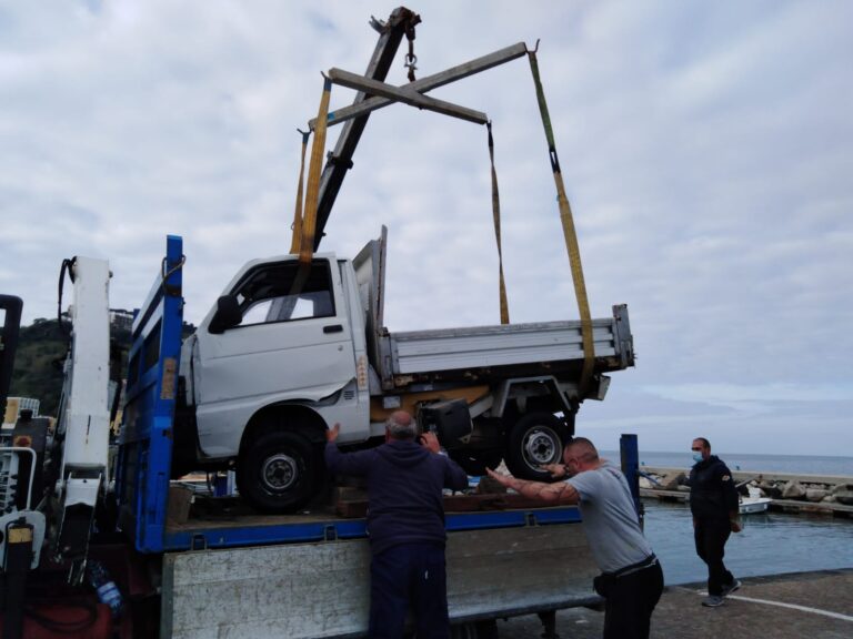 INCIDENTE NEL PORTO DI LACCO AMENO: UN PORTER  FINISCE IN ACQUA, FERITO UN OPERAIO