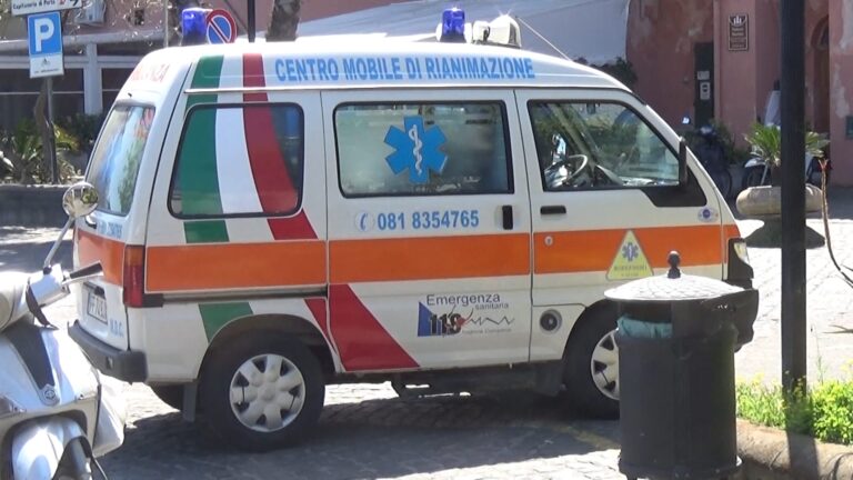 FORIO, ANZIANO SI TOGLIE LA VITA SUL PIAZZALE DEL SOCCORSO