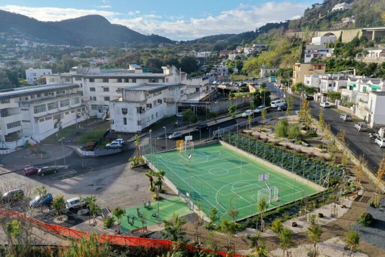 ISCHIA – UN’AREA FITNESS E TANTO VERDE PER LA ZONA ESTERNA DEL POLIFUNZIONALE