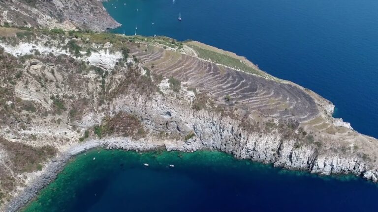 SCUOLA – DE LUCA RIAPRE ELEMENTARI E PRIMA MEDIA FORSE DAL 9 DICEMBRE, AD ISCHIA SI VA VERSO LA CHIUSURA TOTALE