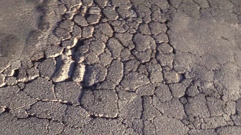 DOPO LA DENUNCIA GIORNALISTICA COPERTE LE BUCHE SULL’EX STRADA STATALE DI FORIO, GENNARO SAVIO: “SITUAZIONE DI DISSESTO PERMANE PERICOLOSISSIMA”