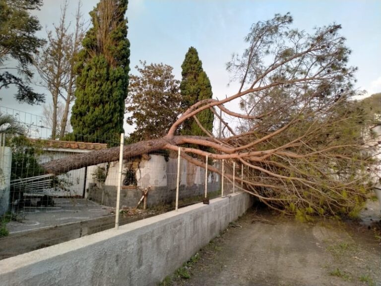 MARE AGITATO E VENTO FORTE, IL MALTEMPO FA DANNI E CREA DISAGI SULL’ISOLA D’ISCHIA