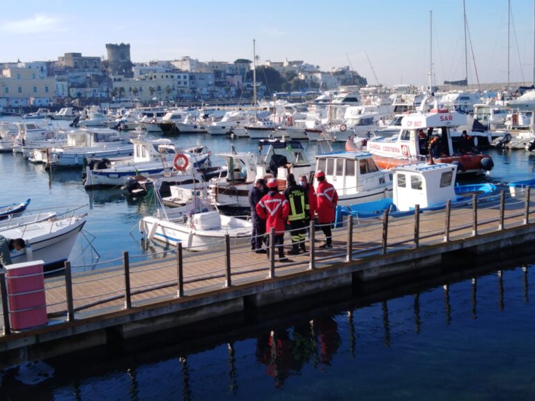 STAMATTINA ESERCITAZIONE ANTINCENDIO NEL PORTO DI FORIO