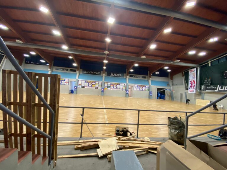 FORIO – ECCO IL PARQUET AL PALAZZETTO! E’ LA PRIMA VOLTA SULL’ISOLA