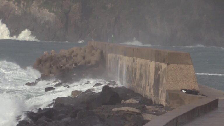 MAREGGIATE, PIOGGIA E VENTO FORTE: A NAPOLI E SULL’ISOLA D’ISCHIA SI FA LA CONTA DEI DANNI DA MALTEMPO