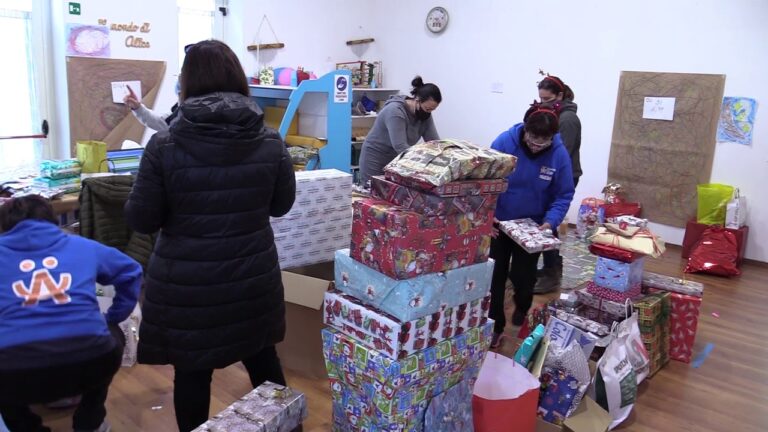 “ADOTTA UNA FAMIGLIA”, GRAZIE ALL’INIZIATIVA DELLA CATENA ALIMENTARE, SI DISTRIBUISCONO DONI A SEICENTO BAMBINI ISOLANI