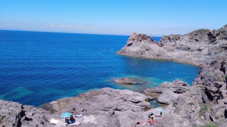 APPOSTI CANCELLI E RECINZIONI LUNGO VIA FRANCESCO CALISE, MA BAGNANTI CHE CHIEDONO DI POTER CONTINUARE A RAGGIUNGERE GLI SCOGLI DI ZARO