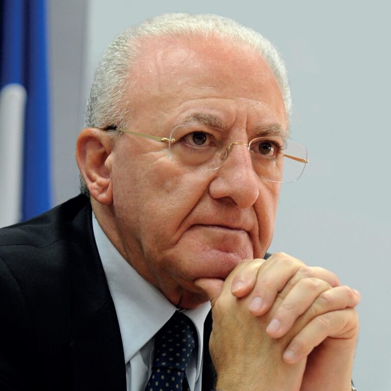 DE LUCA: “OGGI SI INTERROMPE LA CAMPAGNA DI VACCINAZIONI, ESAURITE TUTTE LE DOSI INVIATE ALLA CAMPANIA”