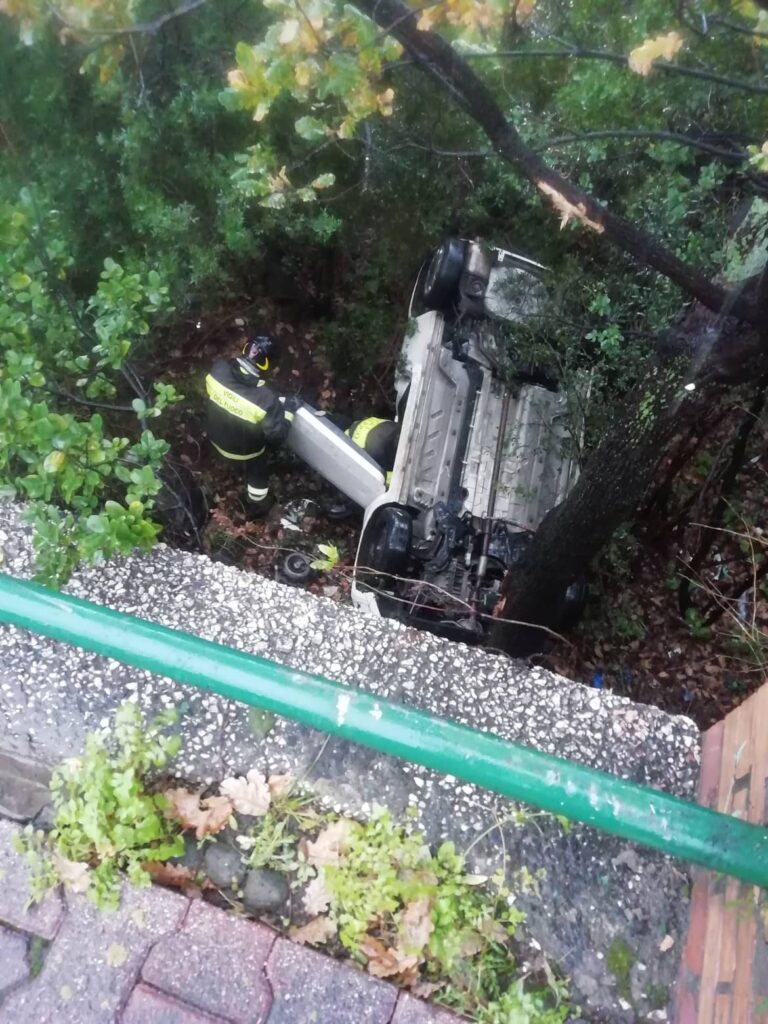 PAURA A ISCHIA, MACCHINA SFONDA IL PARAPETTO E FINISCE GIU’ NELLA SCARPATA