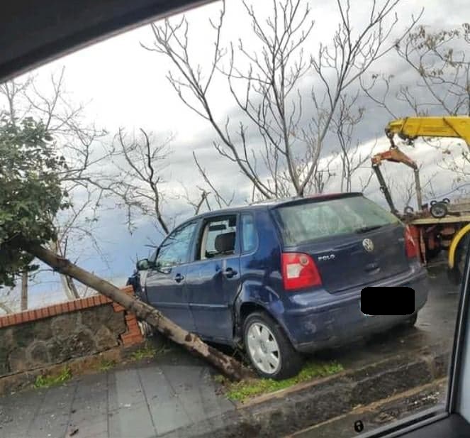 A CASAMICCIOLA MACCHINA SLITTA E SFONDA IL PARAPETTO DEL LUNGOMARE, FORTUNATAMENTE SOLO TANTA PAURA PER IL CONDUCENTE