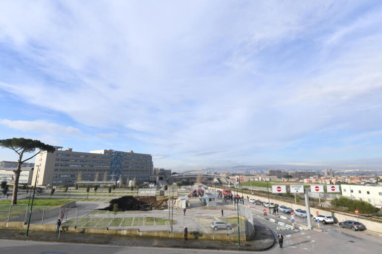 NAPOLI, VORAGINE ALL’OSPEDALE DEL MARE