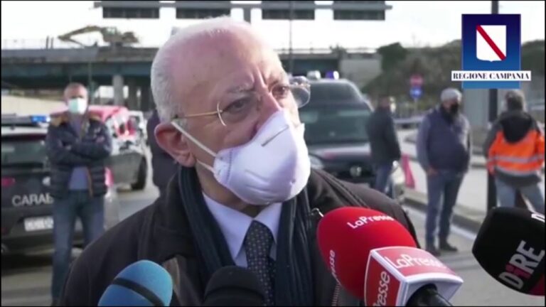 DE LUCA ATTACCA IL GOVERNO: «MEZZE MISURE INUTILI E DA MANICOMIO. MI SONO VACCINATO PER DARE FIDUCIA AGLI ANZIANI»