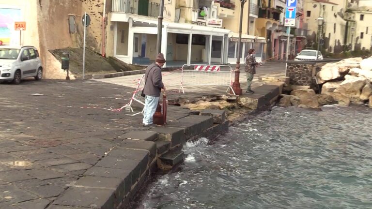 MONTAGNE DI ALGHE CON BASOLI E SANPIETRINI SALTATI, ISCHIA PONTE CONTINUA AD ESSERE OSTAGGIO DELLE MAREGGIATE