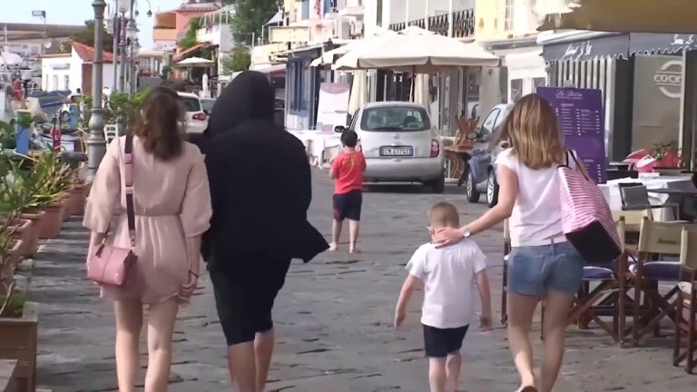 LA CAMPANIA IN ZONA GIALLA ALMENO FINO A VENERDI’: RITROVATA LA SEMI LIBERTA’ IN ATTESA DELLE NUOVE RESTRIZIONI E NEL FRATTEMPO ARRIVANO ALTRI VACCINI