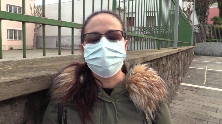 A FORIO LA PROTESTA DEI GENITORI CHE CHIEDONO IL PROSIEGUO DELLE LEZIONI DIDATTICHE CON LA DAD E NON IN PRESENZA