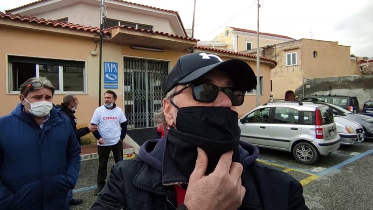 SIT-IN DEI LAVORATORI STAGIONALI DAVANTI LA SEDE DELL’INPS DI ISCHIA: “PRATICHE NASPI E BONUS IN ALTO MARE, ORA ARRIVA LA FAME”