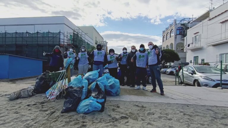 “BACK TO THE BEACH”, ANCHE ISCHIA PULISCE GLI ARENILI DAI RIFIUTI LASCIATI DALLE MAREGGIATE