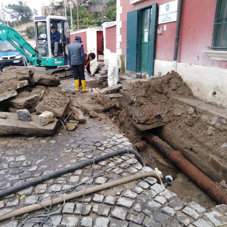 VIA IASOLINO  DOMANI ANCORA CHIUSA, IN SERATA RIPRISTINO DEL DOPPIO SENSO ALTERNATO
