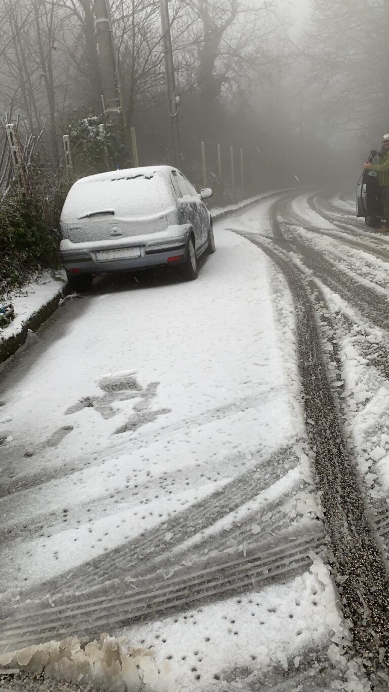 NEVICA A SERRARA FONTANA, STRADE ED AUTO IMBIANCATE