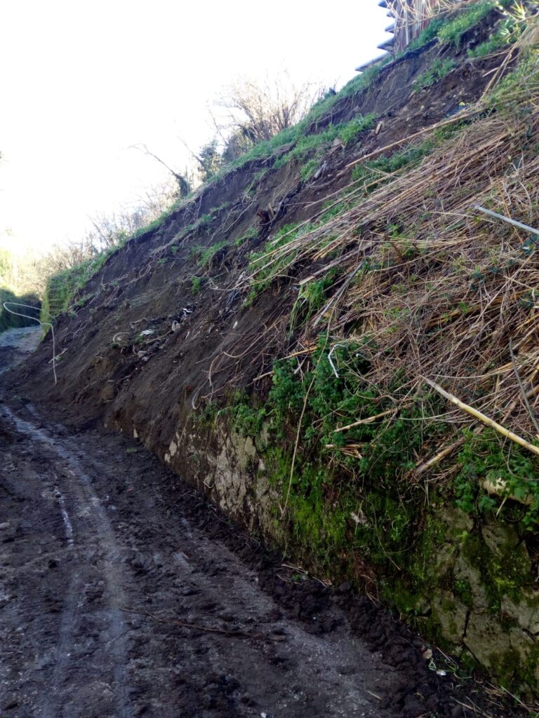 BARANO – TERZO GIORNO DI “SEQUESTRO” PER I CITTADINI DI VIA CAVA NOCELLE: LO SMOTTAMENTO E’ ANCORA LI’, STRADA CHIUSA