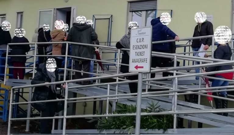 CODE QUOTIDIANE AL CUP DI ISCHIA, LE LAMENTELE DEGLI UTENTI: “COSTRETTI A LUNGHE ATTESE AL FREDDO E SOTTO LA PIOGGIA”