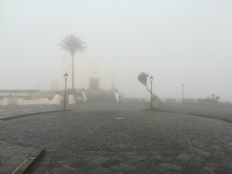 L’ISOLA D’ISCHIA AVVOLTA NELLA NEBBIA, DISAGI E RITARDI PER LA PARTENZA E L’ARRIVO DI NAVI E TRAGHETTI